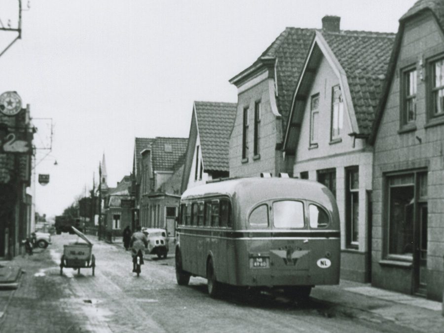 De Dorpsstraat in 1920 en daarna